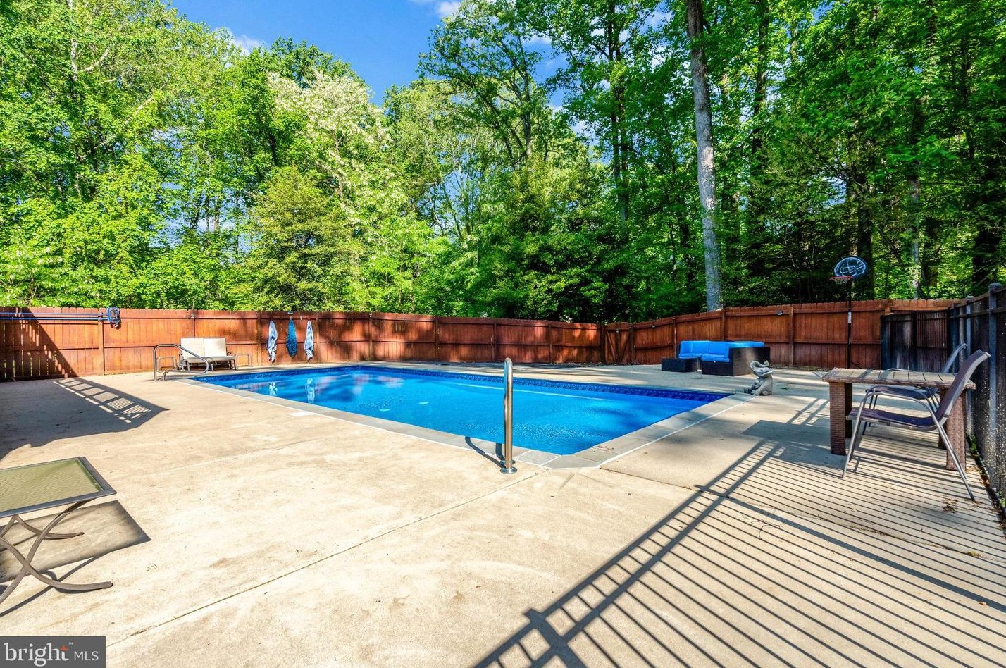 16000 Normandy Ct, Woodbridge VA  22191-4321 exterior