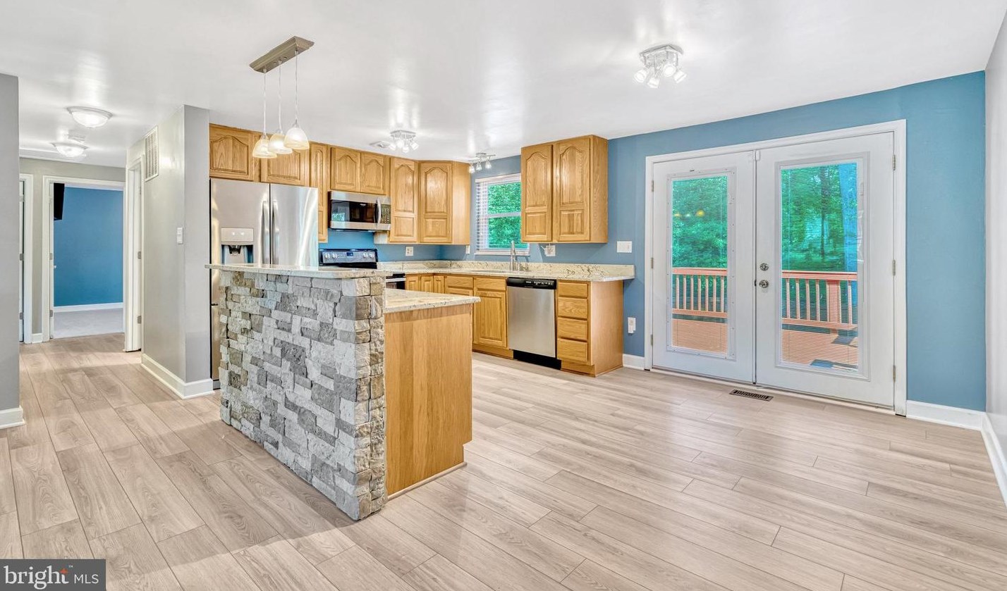 16000 Normandy Ct, Woodbridge VA  22191-4321 exterior