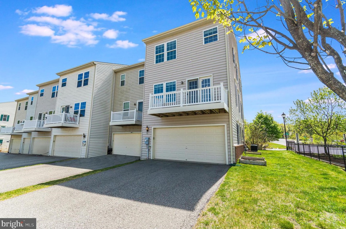4470 Daisy Reid Ave, Woodbridge VA  22192-7805 exterior