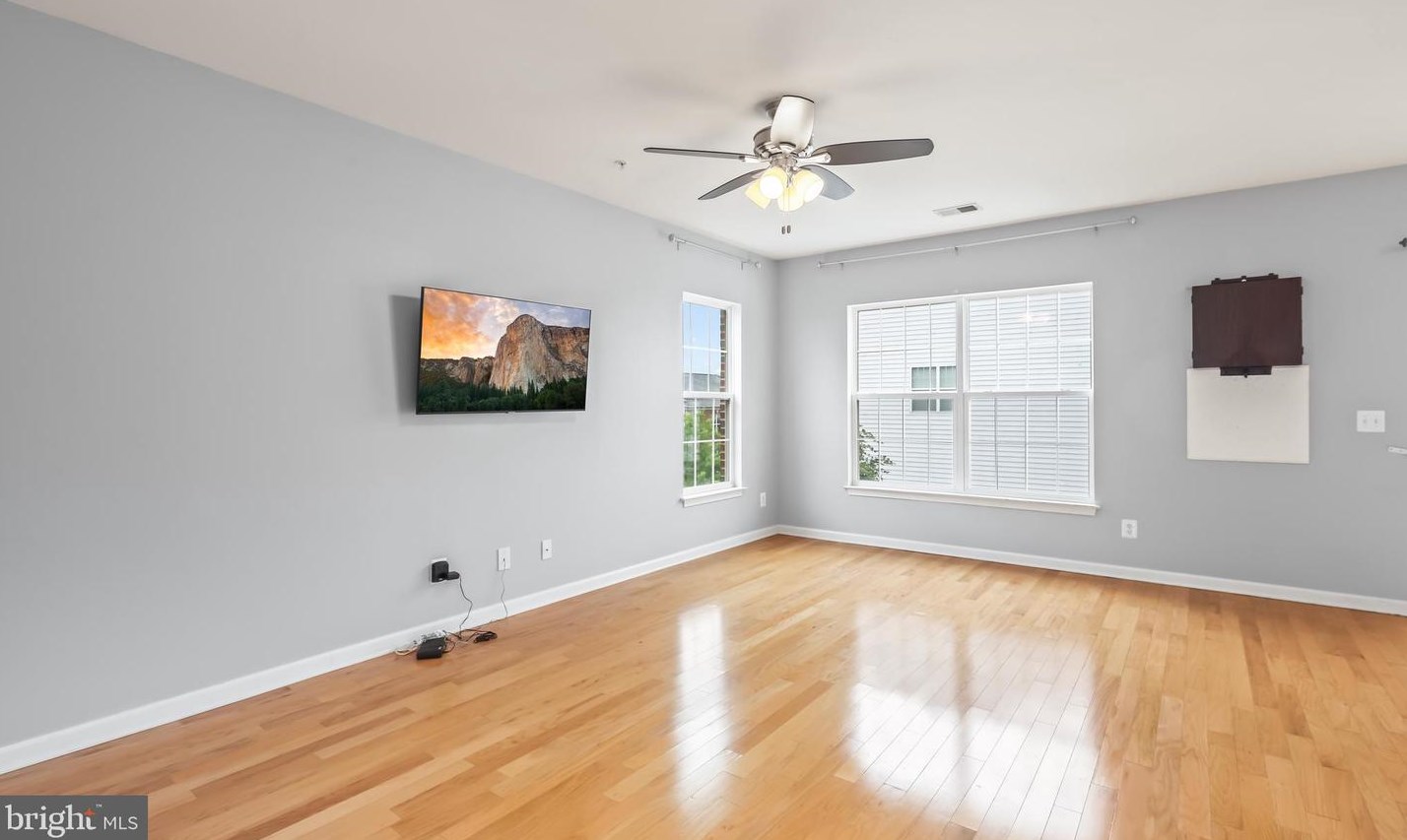 15352 Kensington Park Dr, Woodbridge VA  22191-6571 exterior