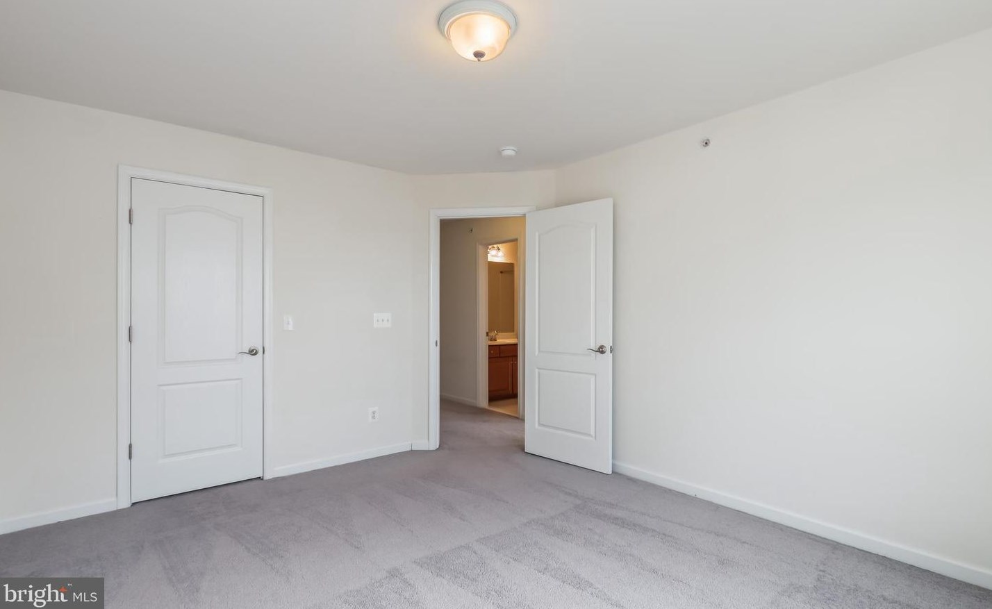 15352 Kensington Park Dr, Woodbridge VA  22191-6571 exterior