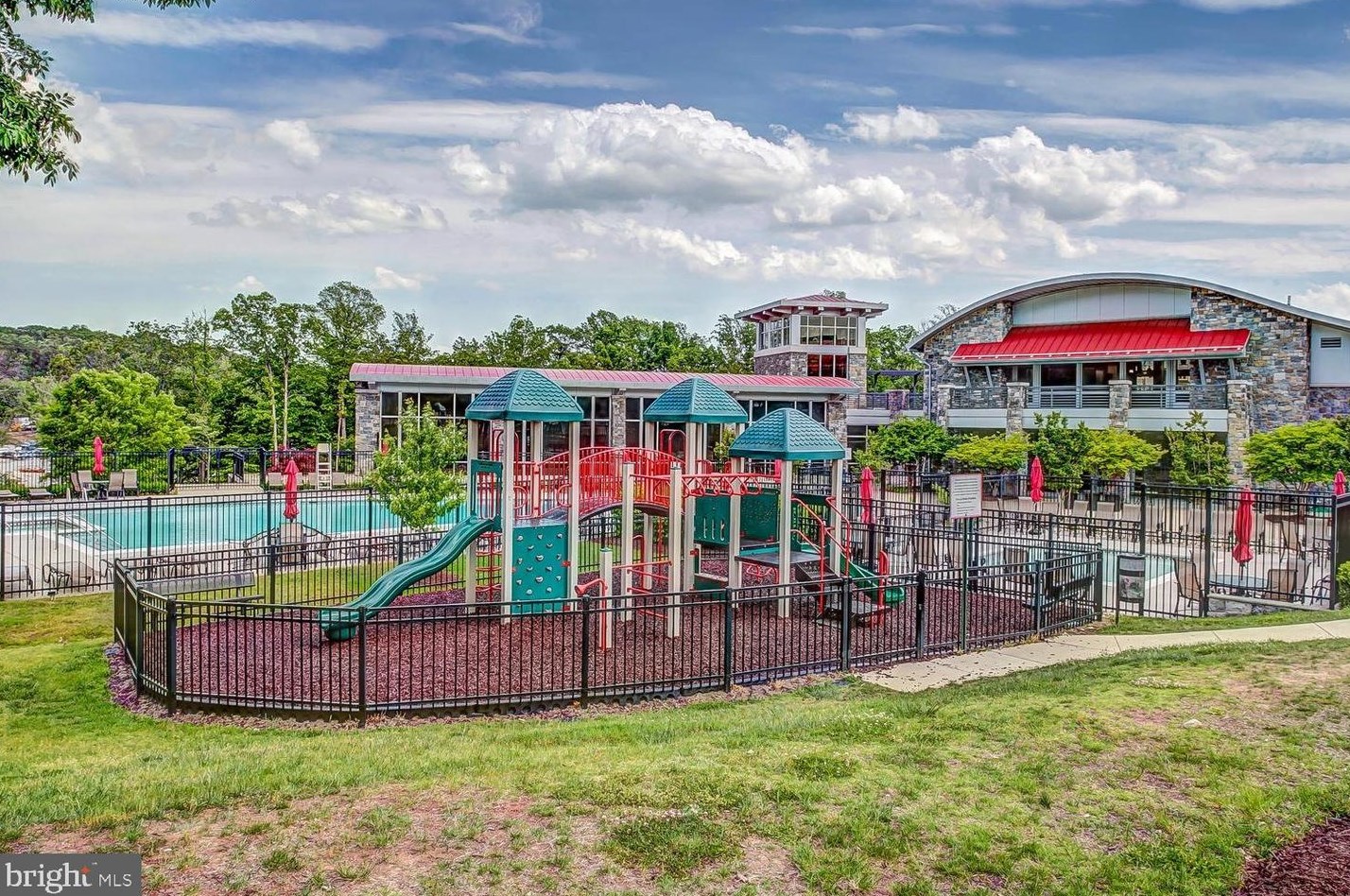 15352 Kensington Park Dr, Woodbridge VA  22191-6571 exterior