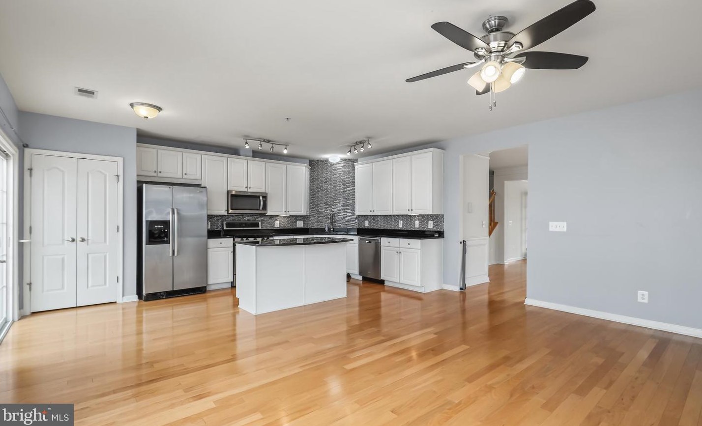 15352 Kensington Park Dr, Woodbridge VA  22191-6571 exterior