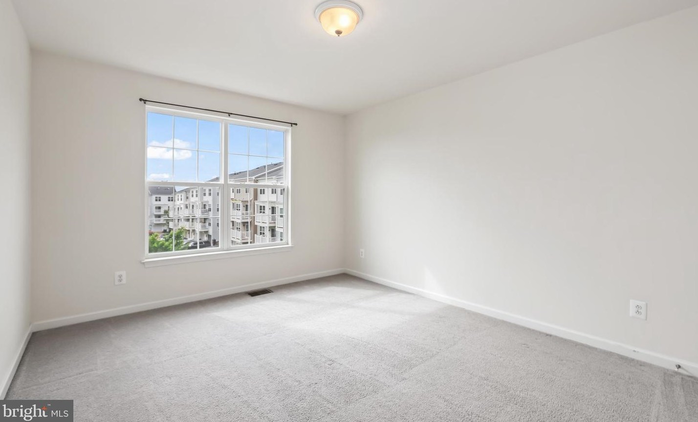 15352 Kensington Park Dr, Woodbridge VA  22191-6571 exterior