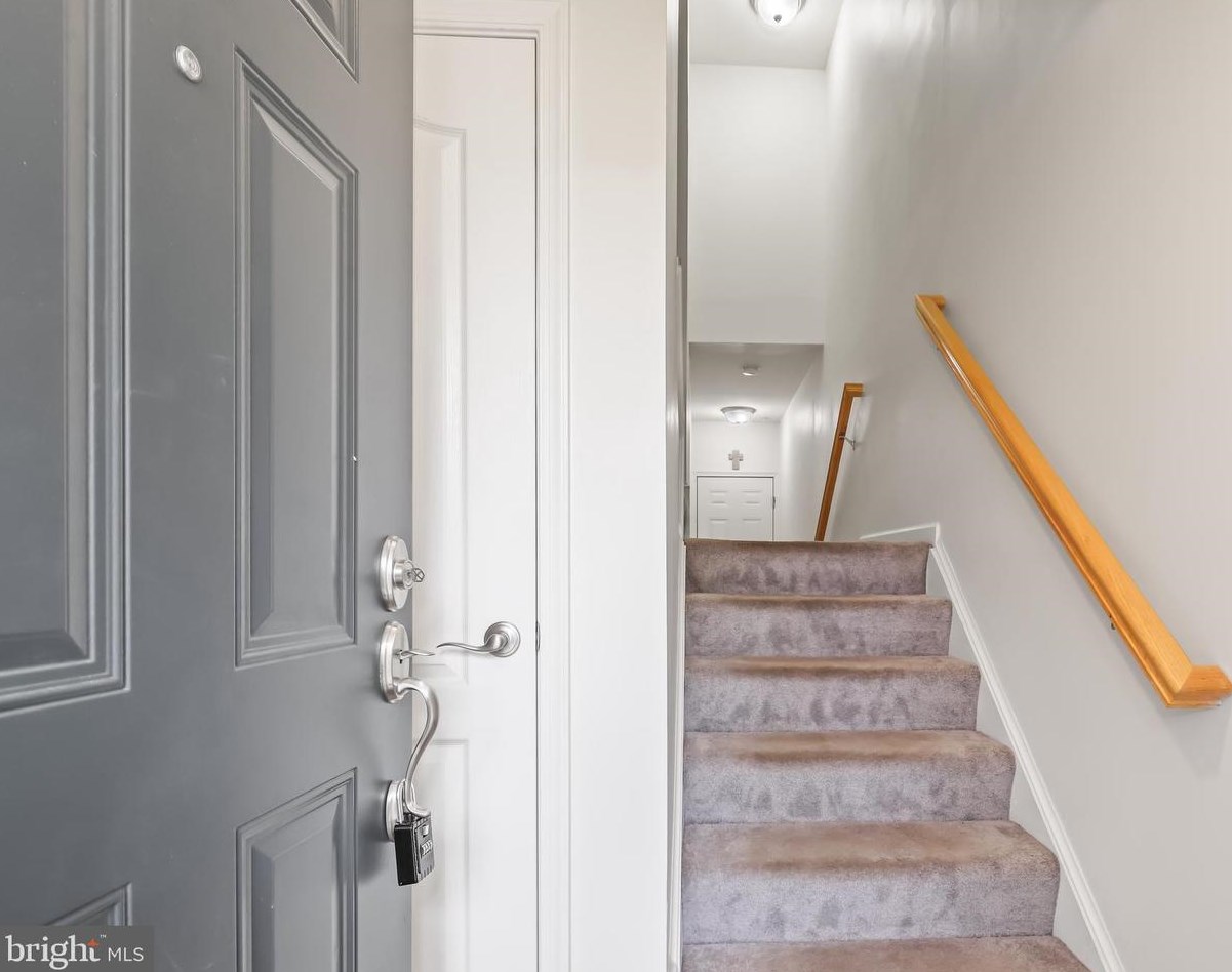 15352 Kensington Park Dr, Woodbridge VA  22191-6571 exterior