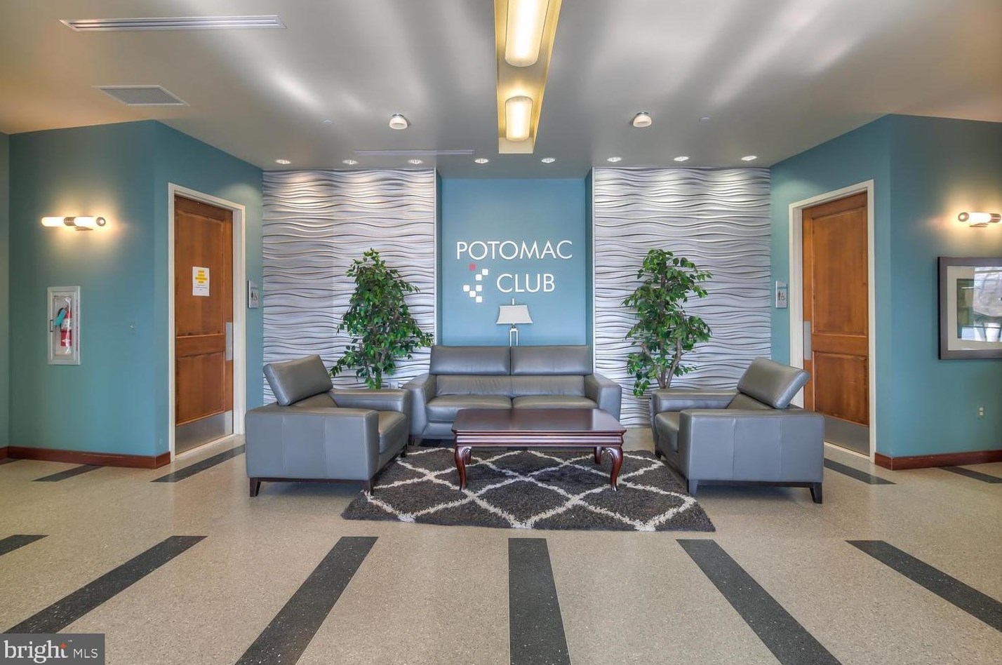 15352 Kensington Park Dr, Woodbridge VA  22191-6571 exterior