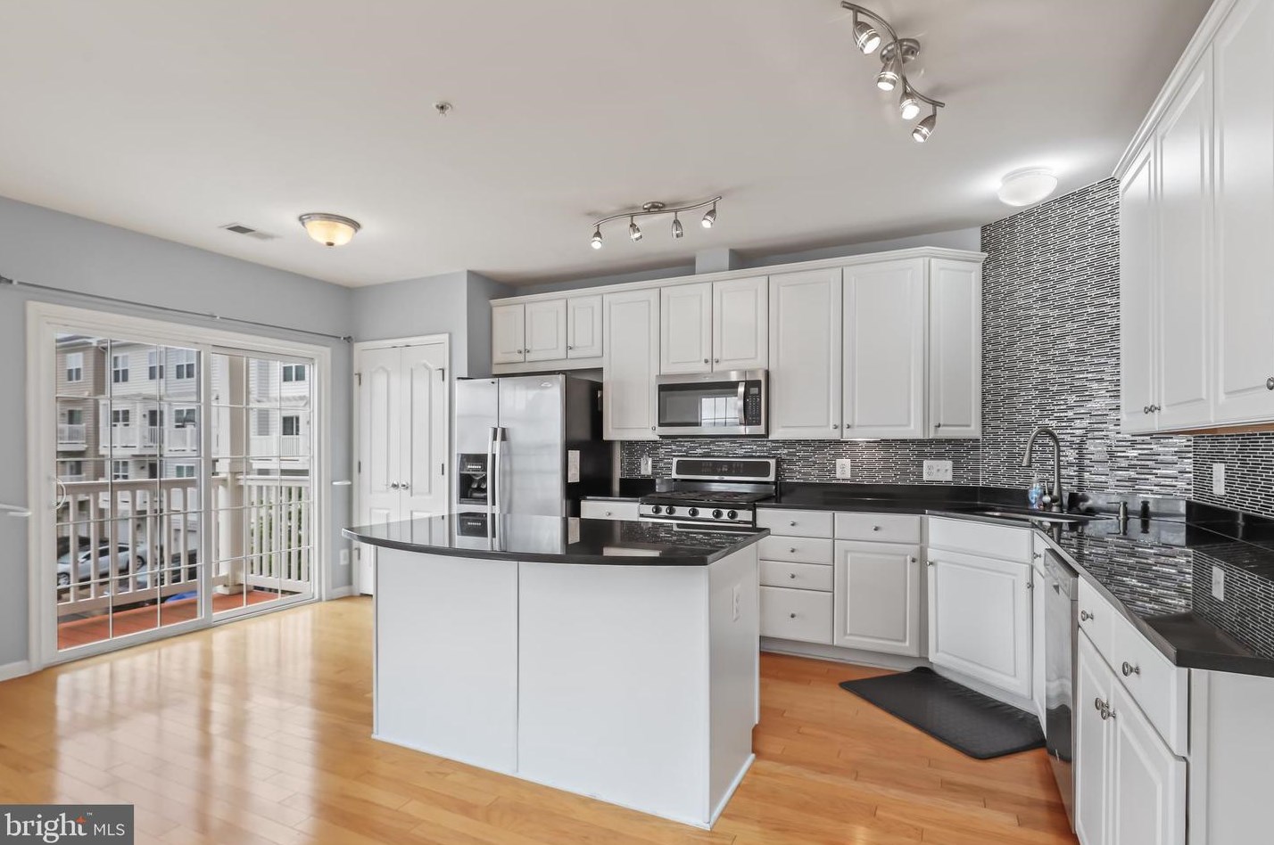 15352 Kensington Park Dr, Woodbridge VA  22191-6571 exterior