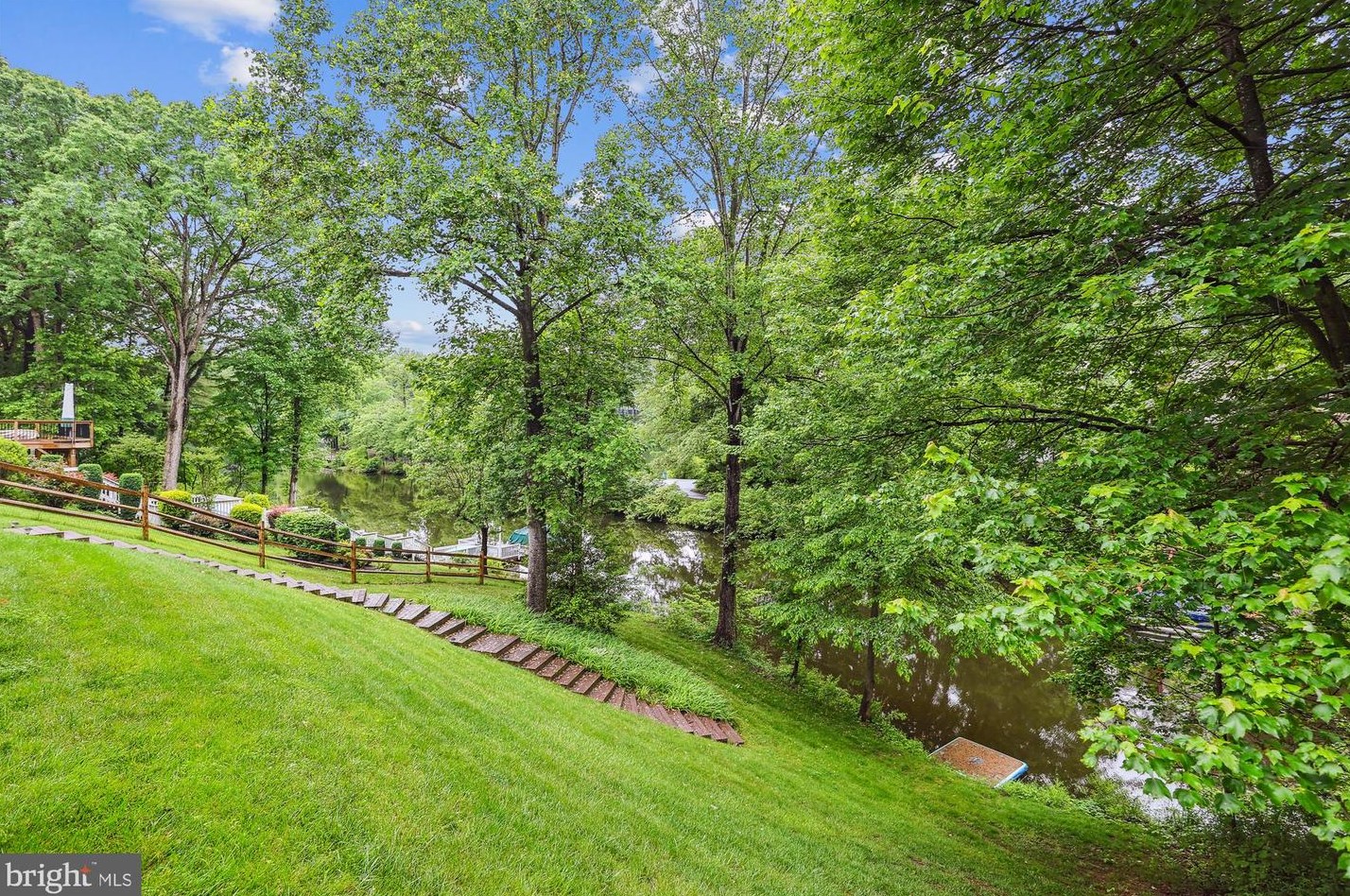15540 Golf Club Dr, Dumfries VA  22025-1116 exterior
