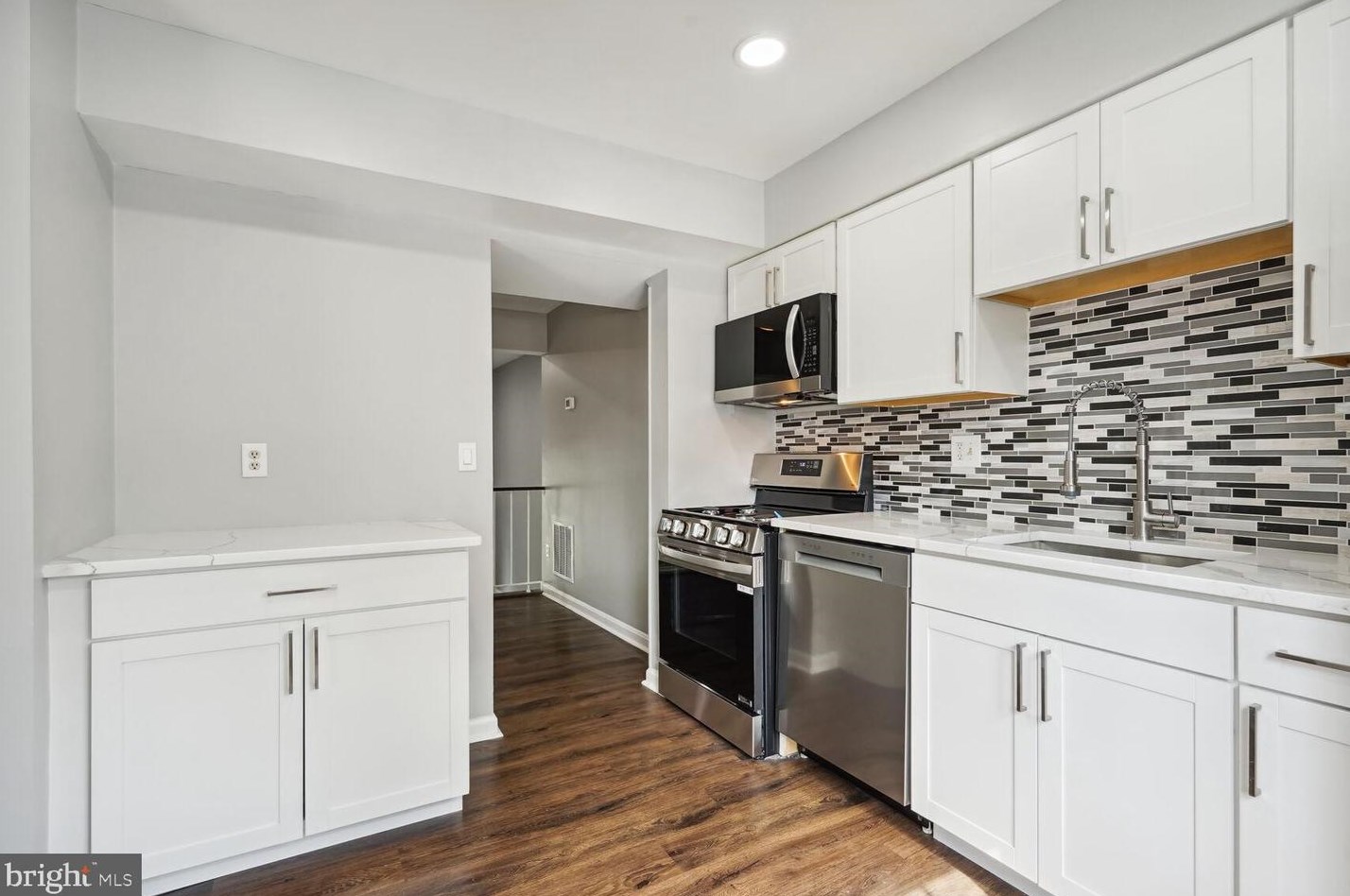 2094 Pilgrim Dr, Woodbridge VA  22192-2319 exterior