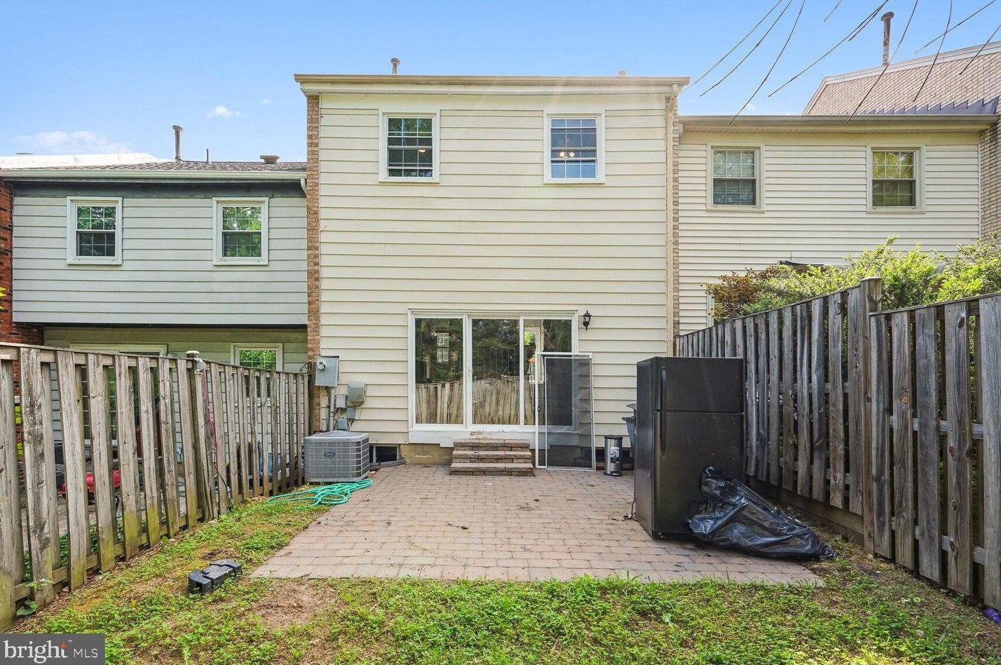 2094 Pilgrim Dr, Woodbridge VA  22192-2319 exterior