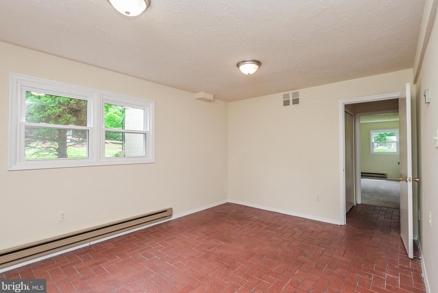 1501 Woodside Dr, Woodbridge VA  22191-3040 exterior