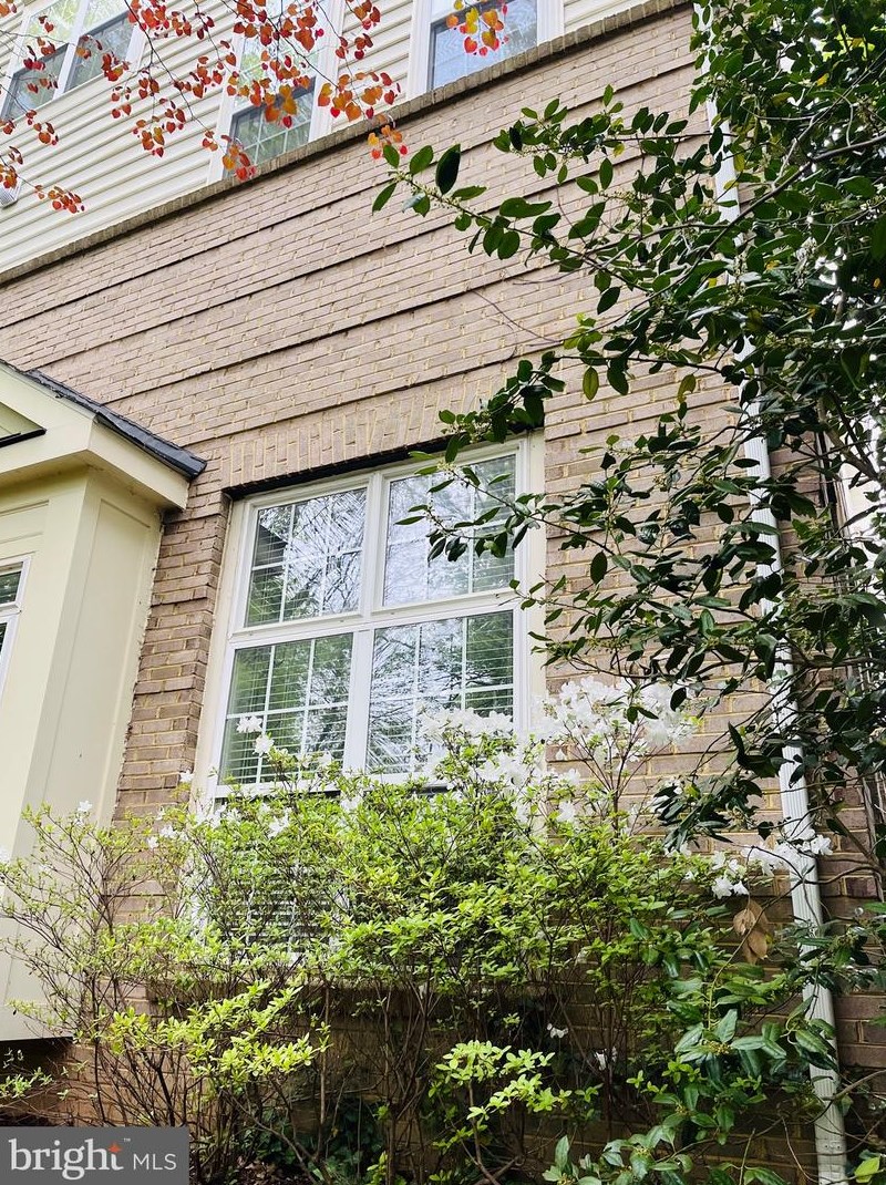 7064 Little Thames Dr, Gainesville VA  20155-4009 exterior