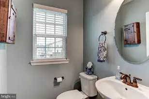 7067 Kona Dr, Gainesville, VA 20155 - Photo 17