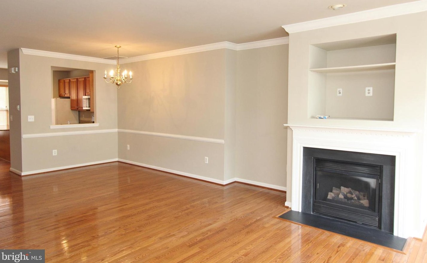 748 Monument Ave, Woodbridge VA  22191-5422 exterior