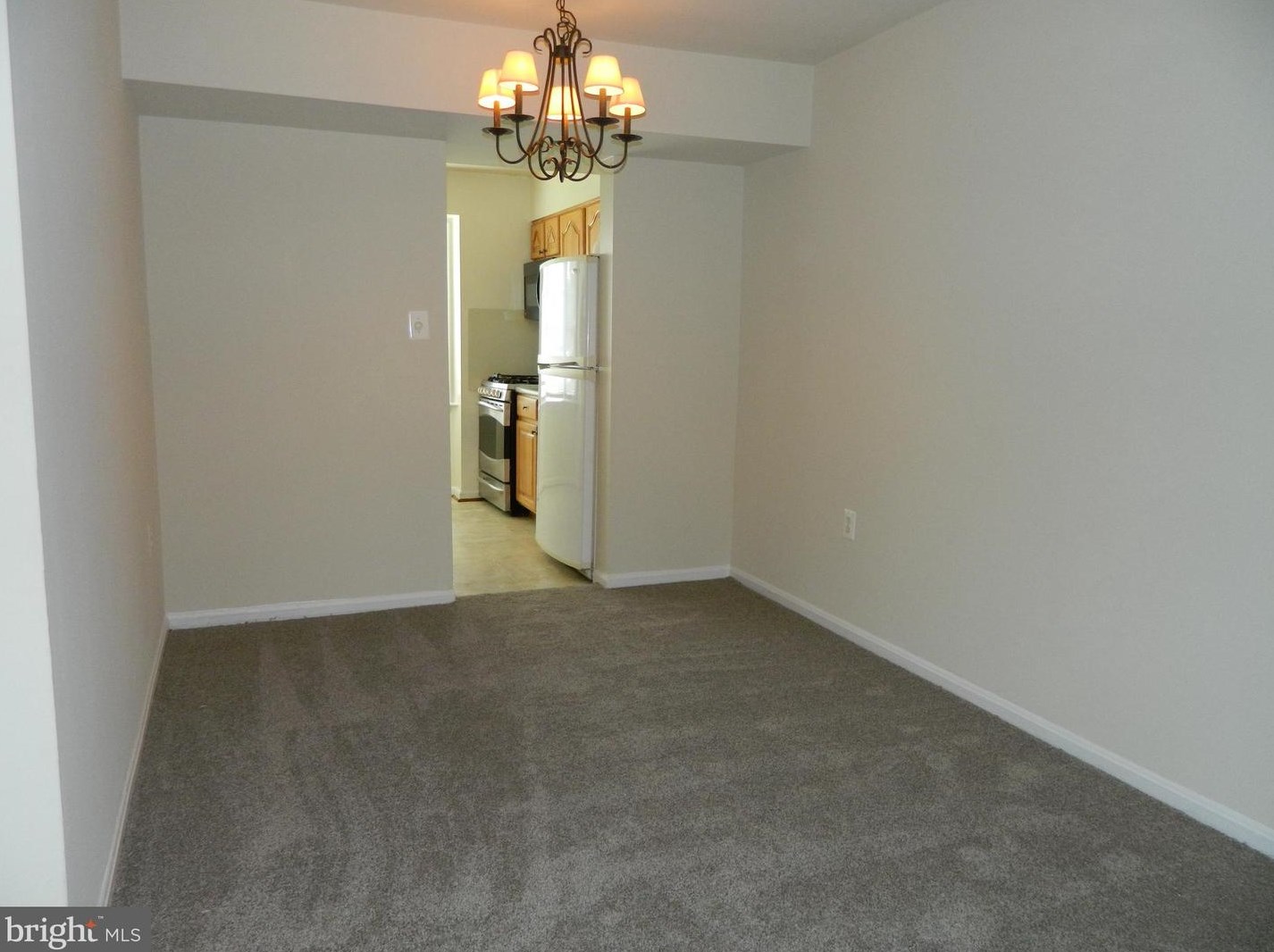 8033 Community Dr, Manassas VA  20109-3554 exterior