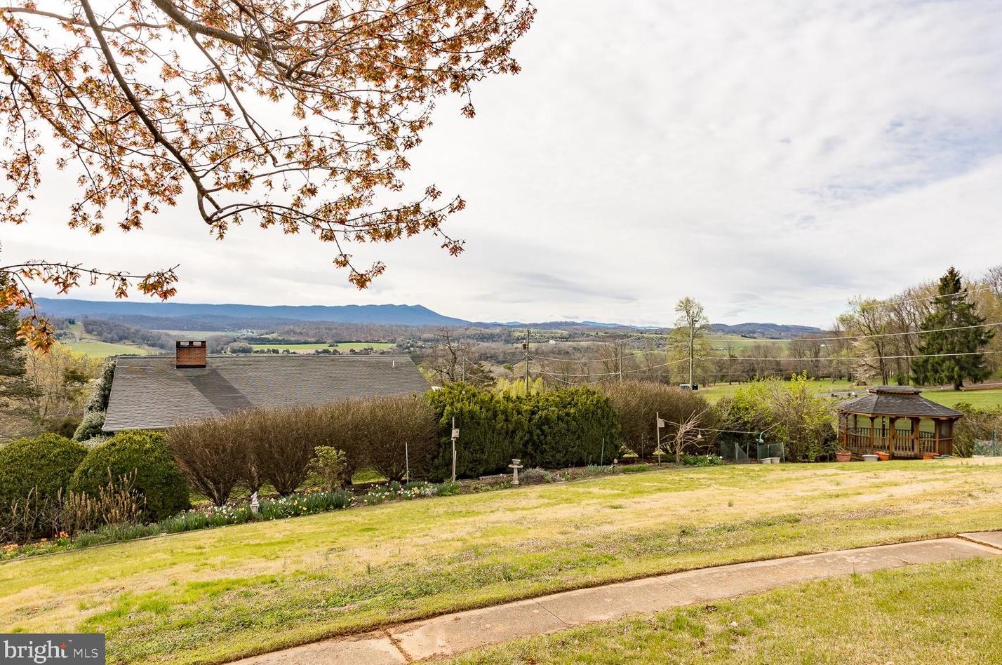 235 Windy Knoll Dr, Harrisonburg VA  22802-8886 exterior