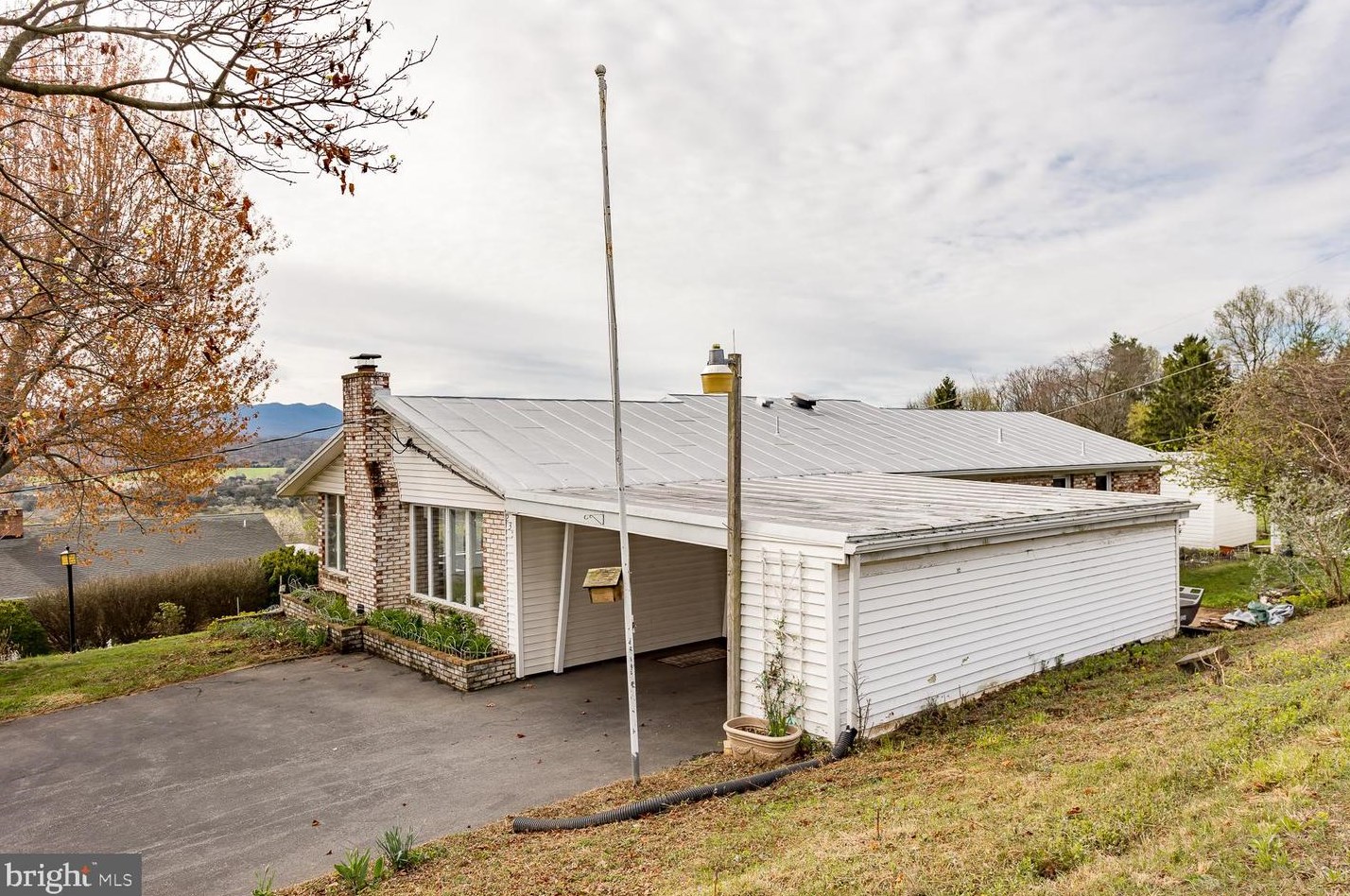 235 Windy Knoll Dr, Harrisonburg VA  22802-8886 exterior