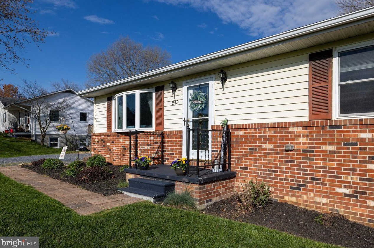 243 Massanutten Dr, Edinburg VA  22824-3022 exterior