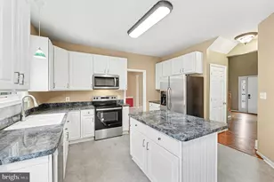 11016 N Lamont Ct, Fredericksburg, VA 22407 - Photo 9