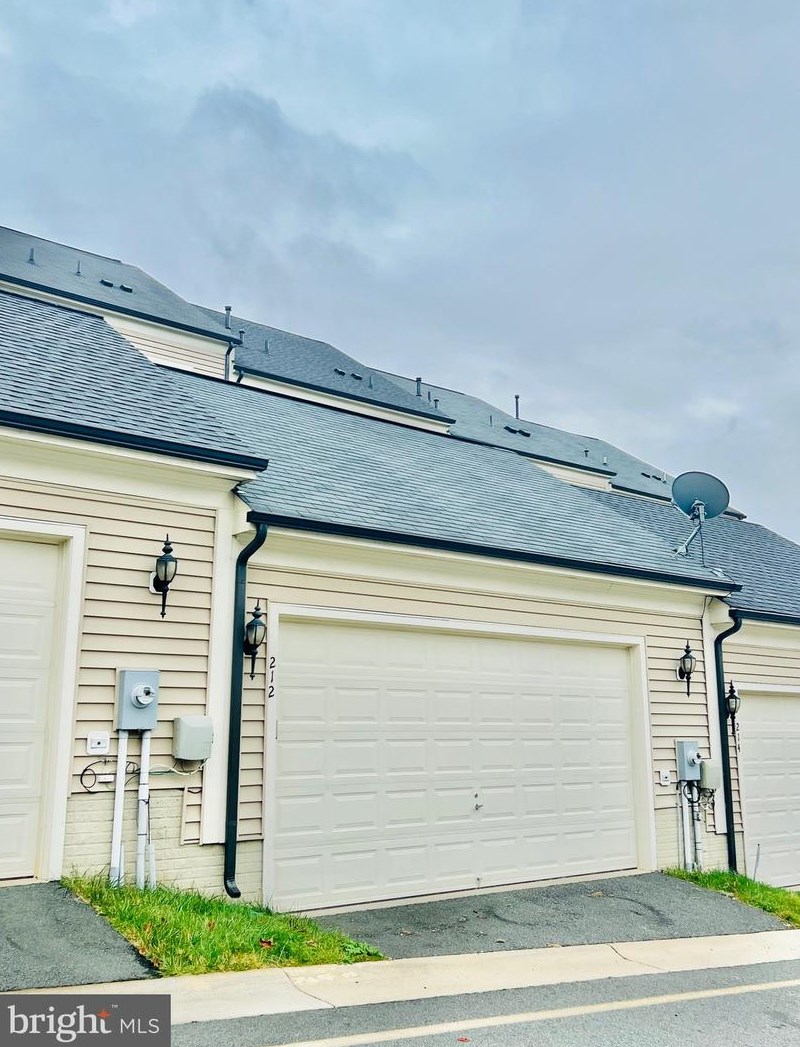 212 Almond Dr, Stafford VA  22554-2530 exterior