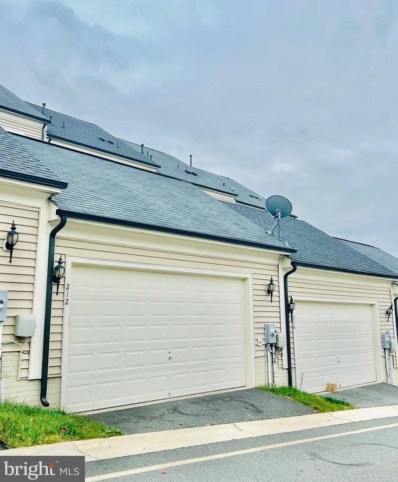 212 Almond Dr, Stafford VA  22554-2530 exterior