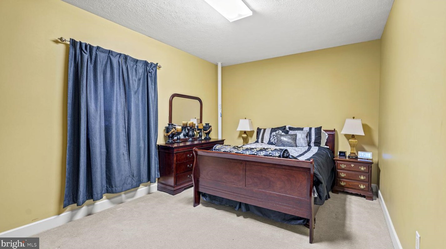 2 Towering Oaks Dr, Fredericksburg VA  22405-8732 exterior