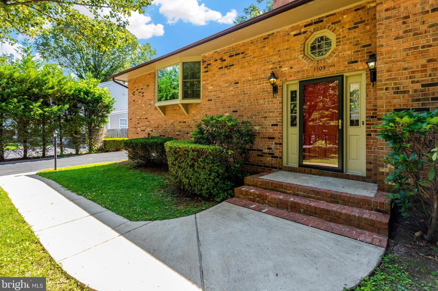 1103 Harbour Dr, Stafford VA 22554-1926 exterior