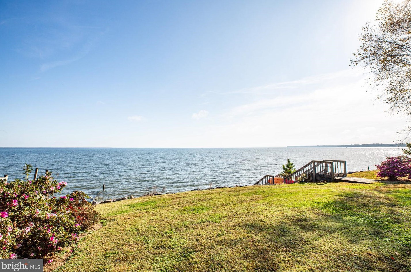 106 Shore Dr, Colonial Bch VA  22443-4346 exterior