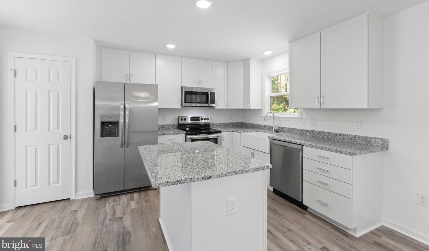 104 Brooks Dr, Colonial Bch VA  22443-5049 exterior