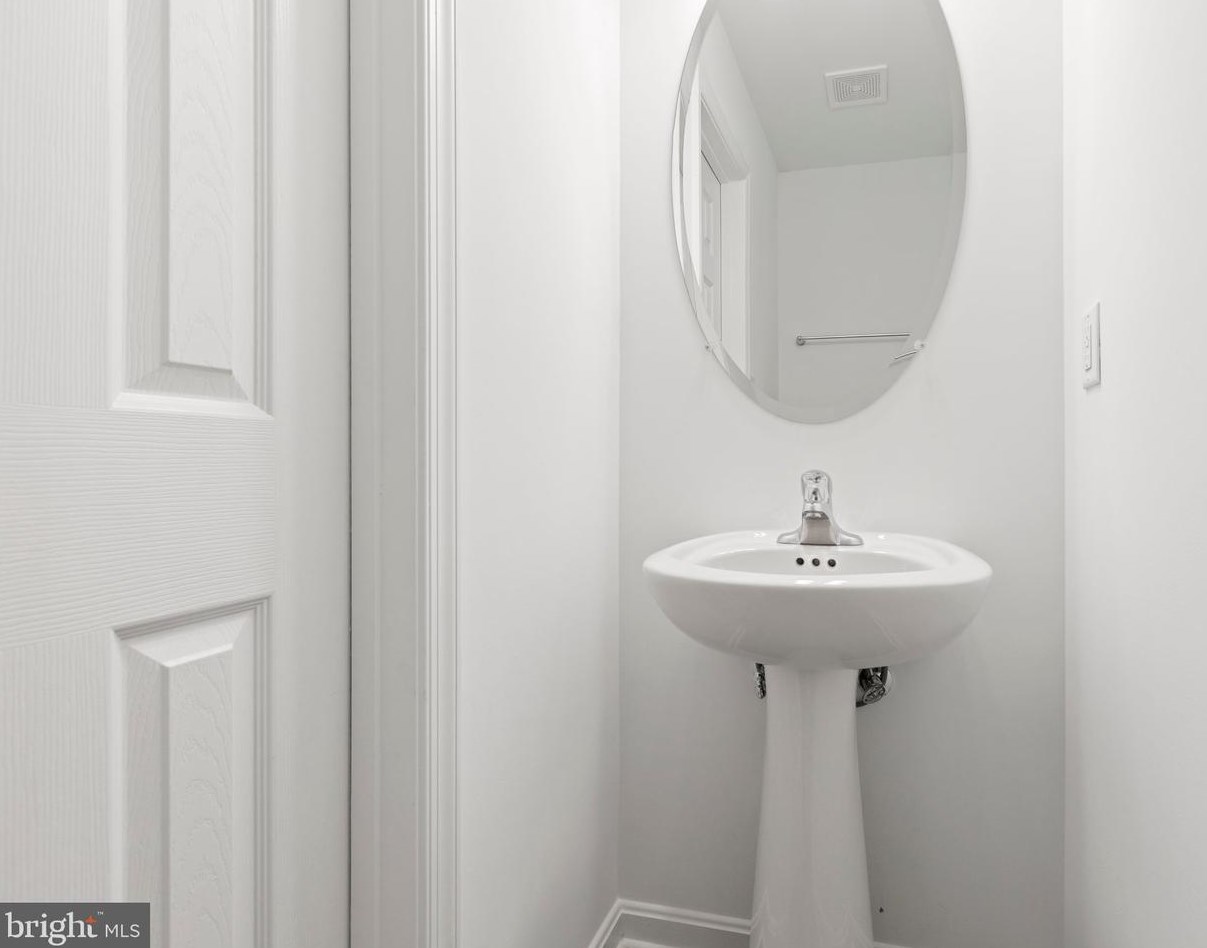 104 Brooks Dr, Colonial Bch VA  22443-5049 exterior