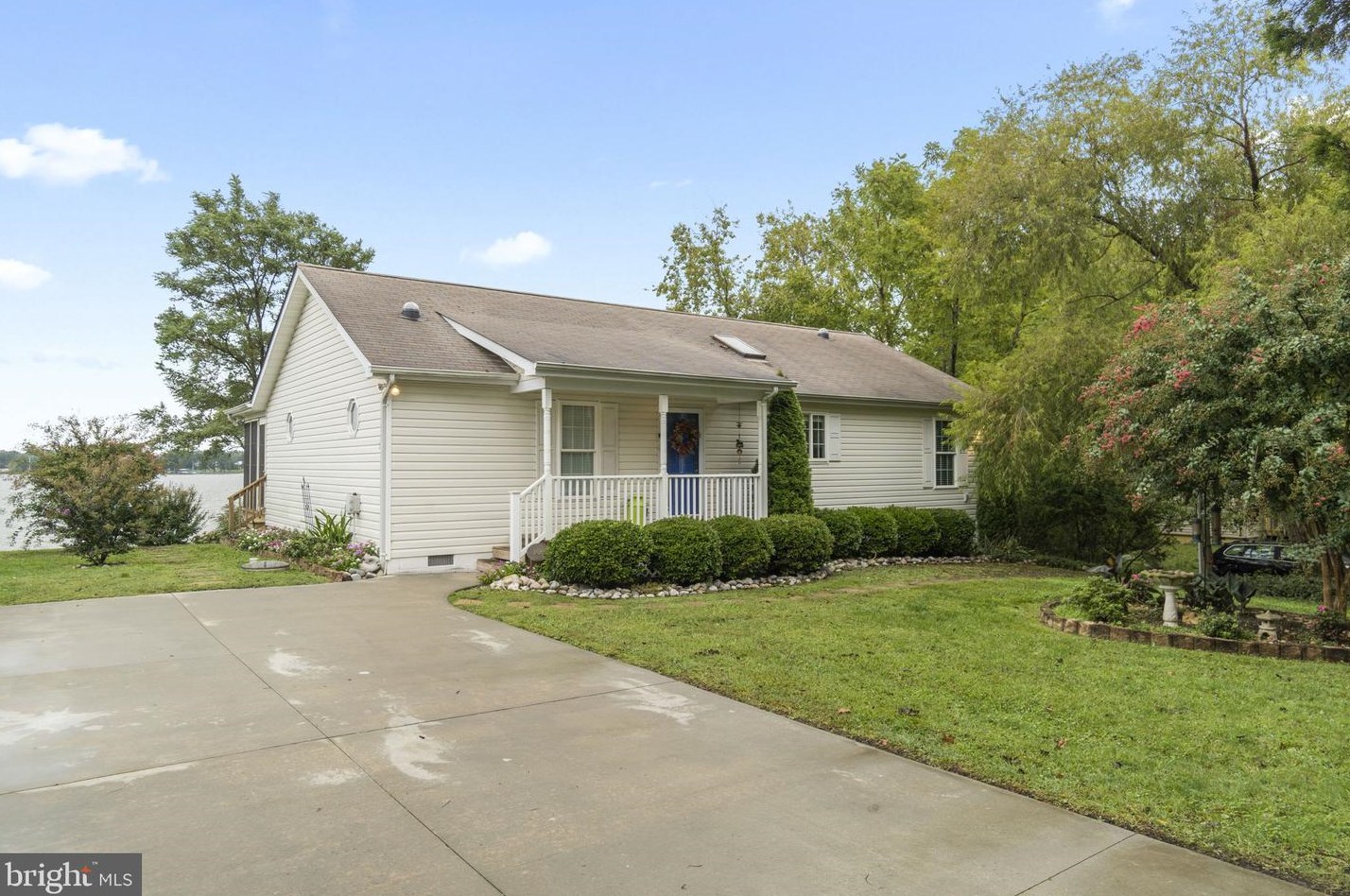 1359 Hbr Vw Cir, Colonial Bch VA  22443-5025 exterior