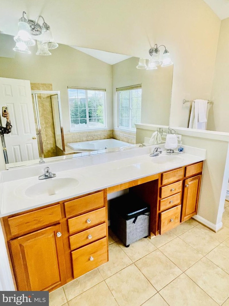 635 Beehive Way, Winchester VA  22601-6438 exterior