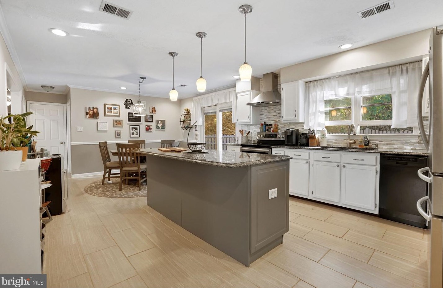 180 Oak Hts Rd, Front Royal VA  22630-5806 exterior