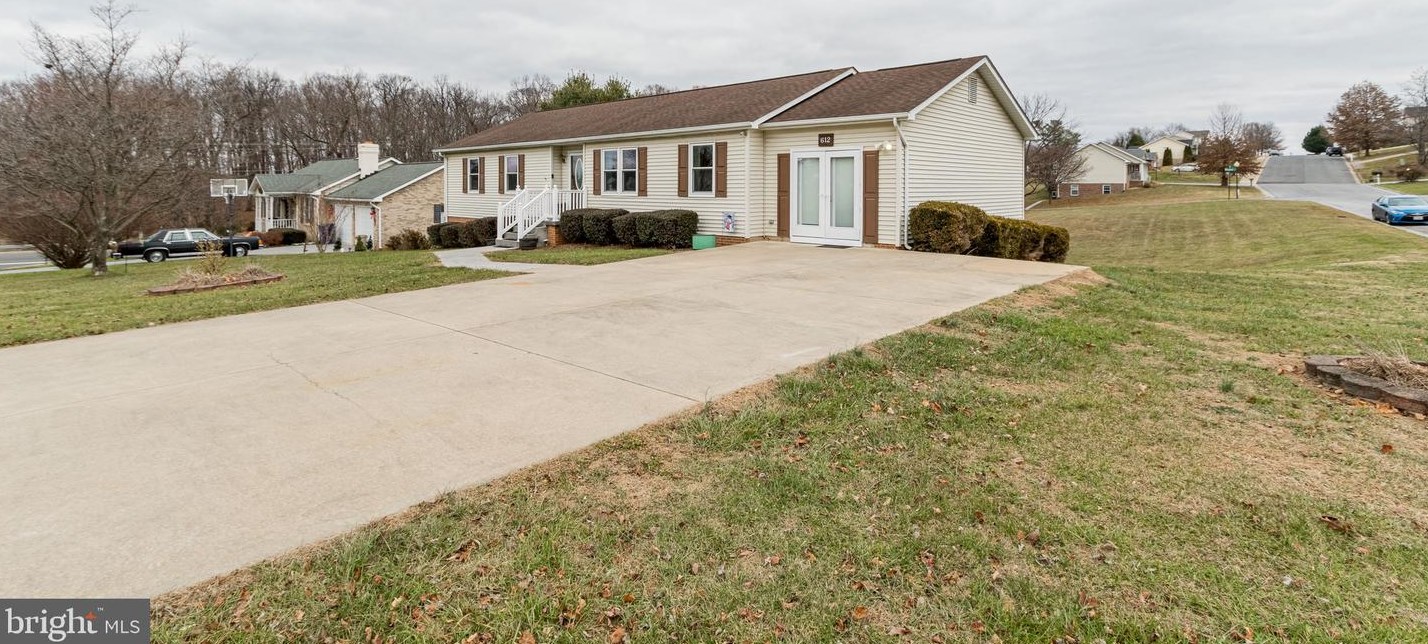 612 Meadow Ln, Front Royal VA  22630-5320 exterior