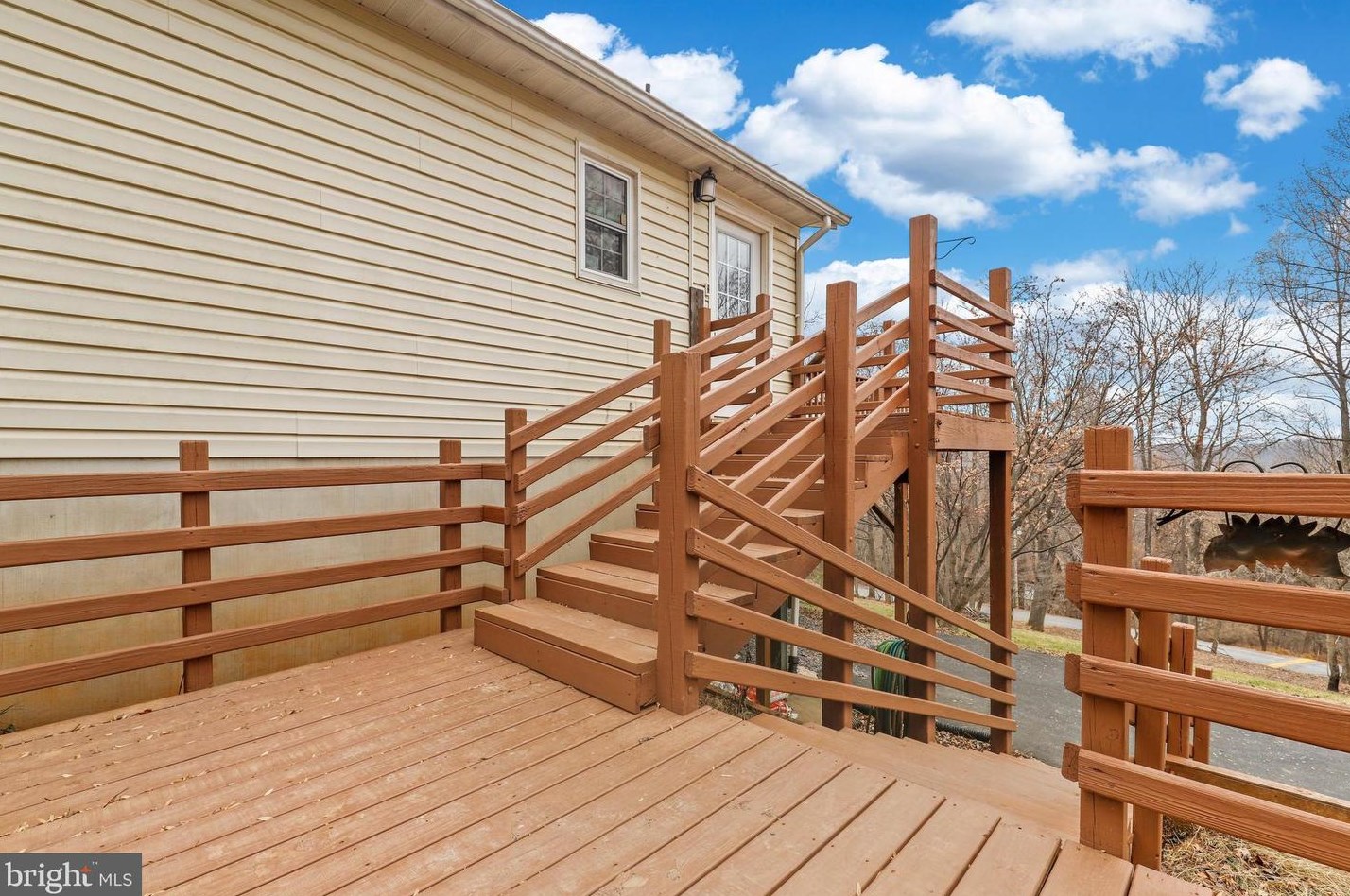 499 Rome Beauty Dr, Linden VA  22642-6441 exterior