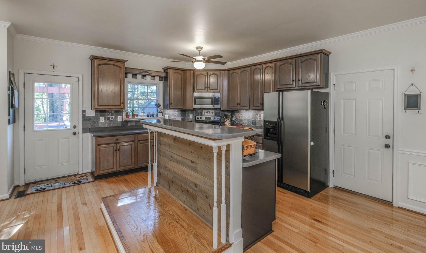 8370 Stonewall Jackson Hwy, Front Royal VA  22630-4947 exterior