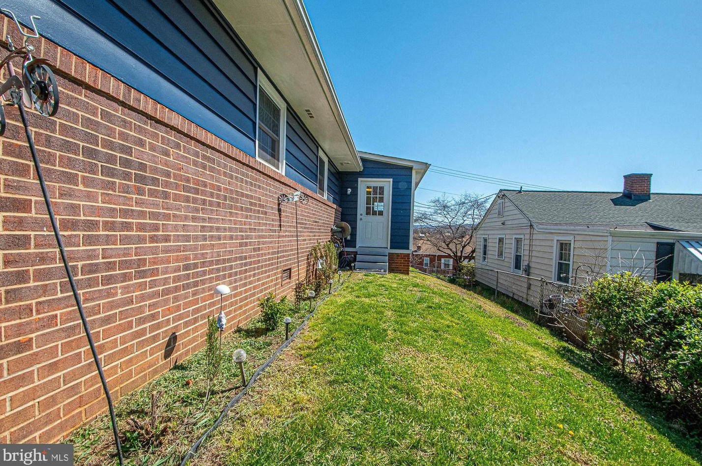 810 Virginia Ave, Front Royal VA  22630-3533 exterior