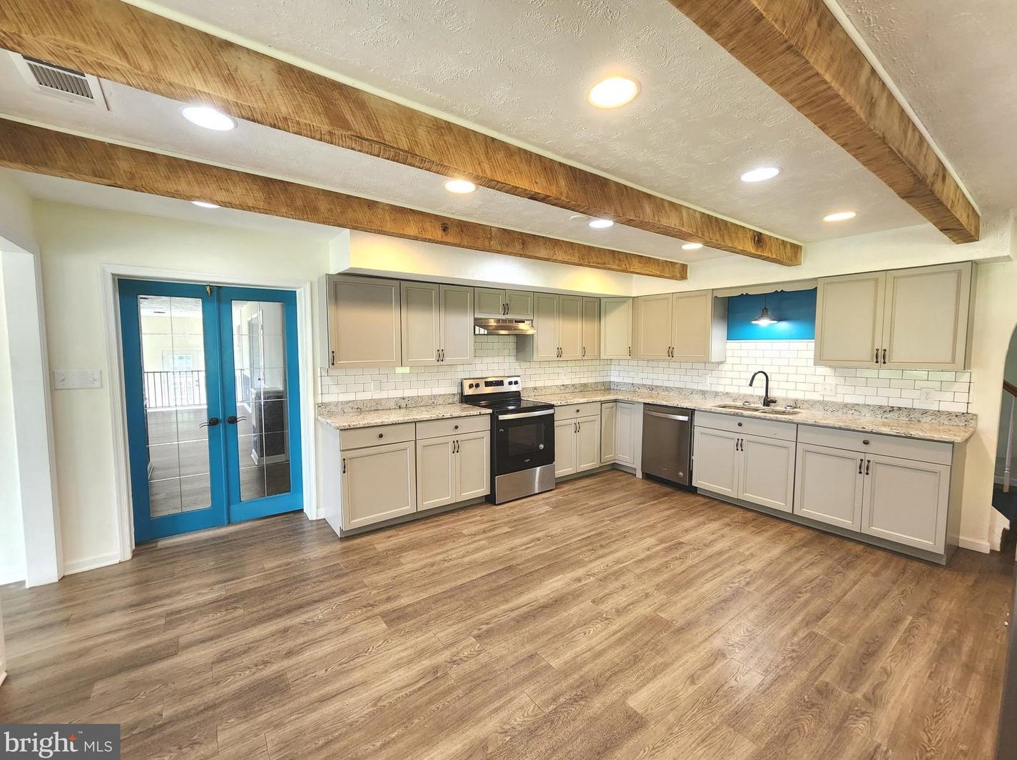 34 King David Dr, Linden VA  22642-6323 exterior