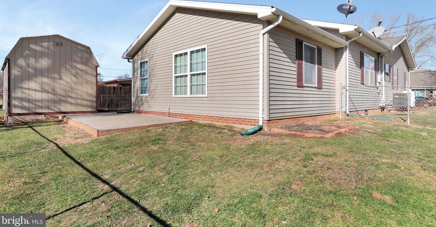 11 Tanglewood Dr, Martinsburg WV 25405-5892 exterior