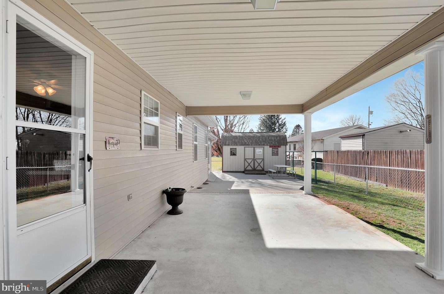 11 Tanglewood Dr, Martinsburg WV 25405-5892 exterior