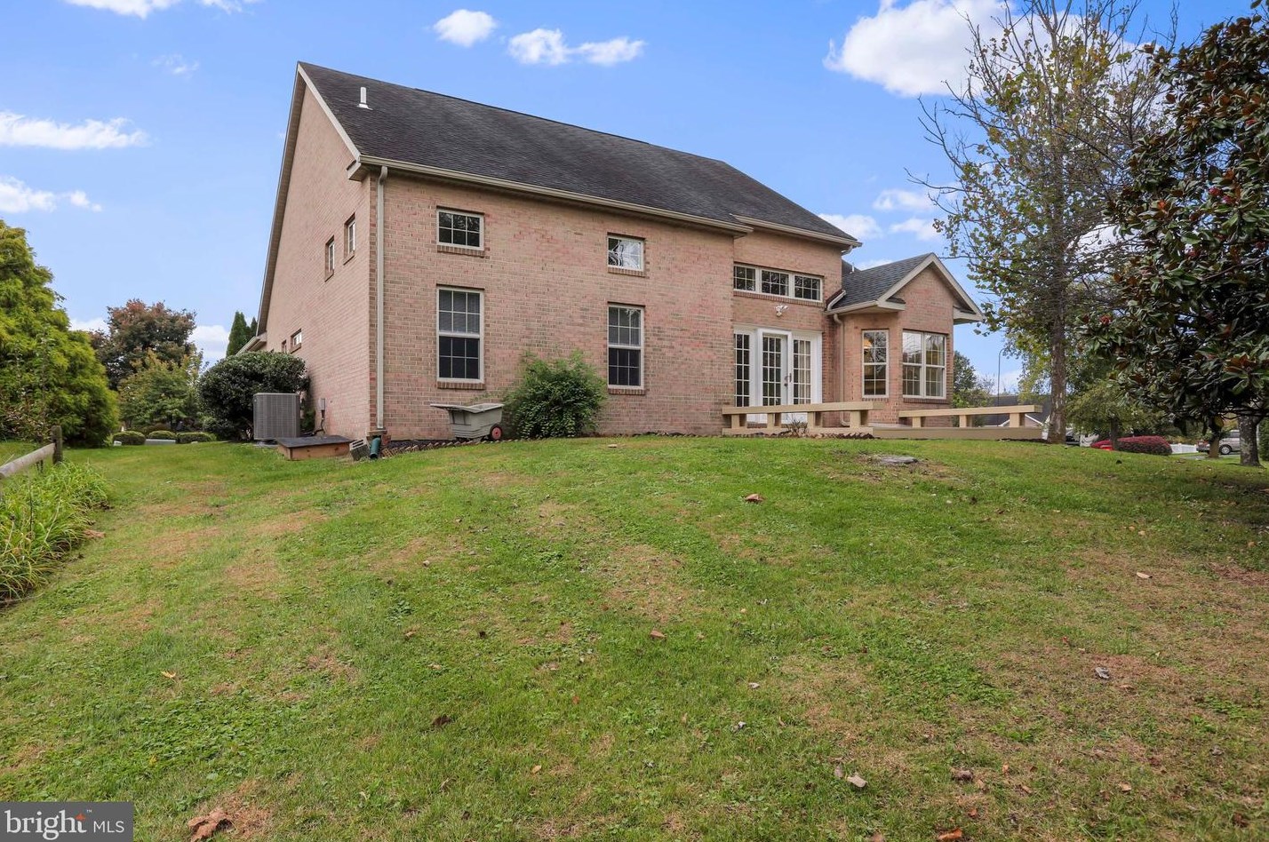 956 Caledonia Dr, Martinsburg WV 25405-5737 exterior