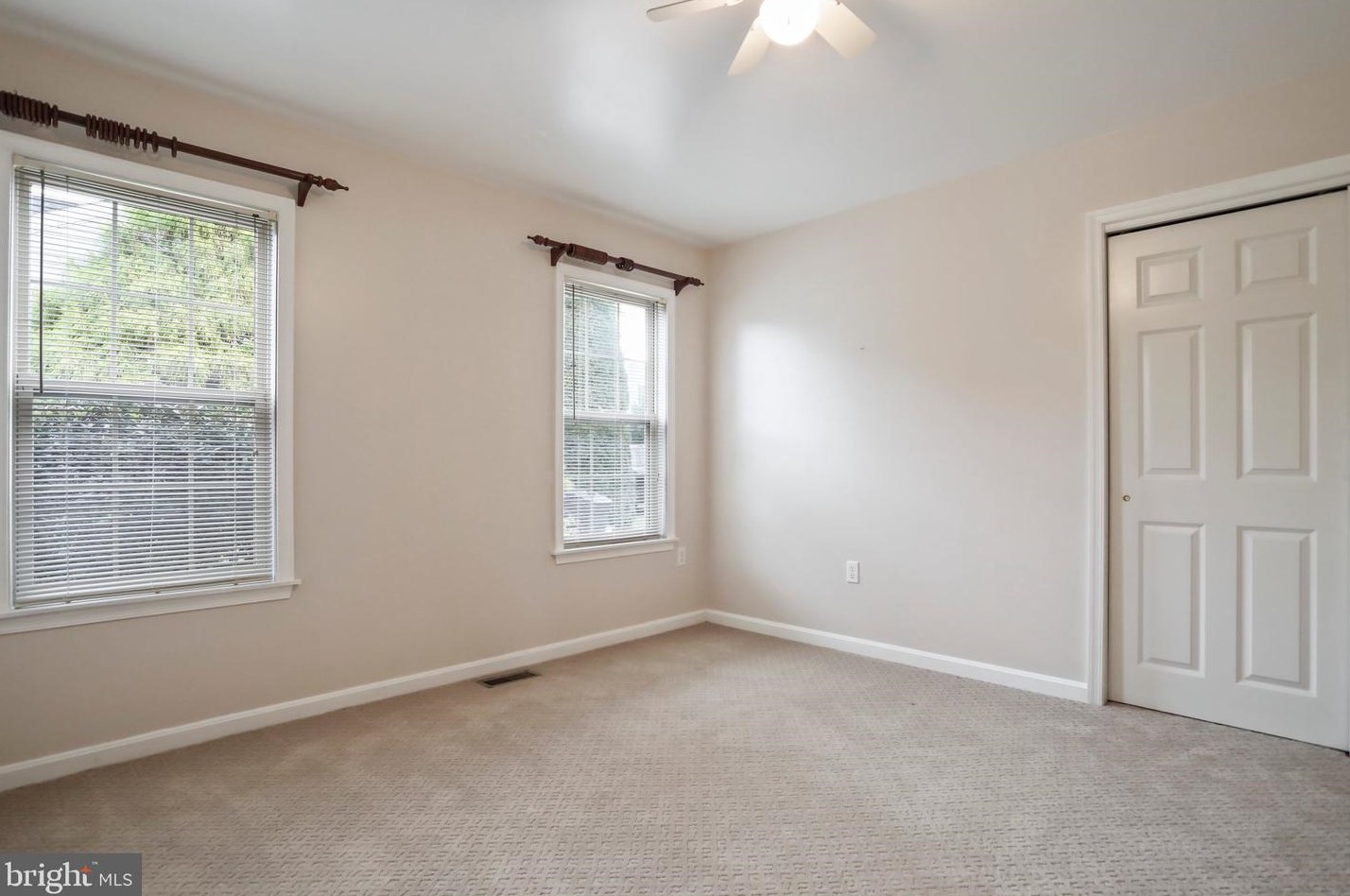 956 Caledonia Dr, Martinsburg WV 25405-5737 exterior