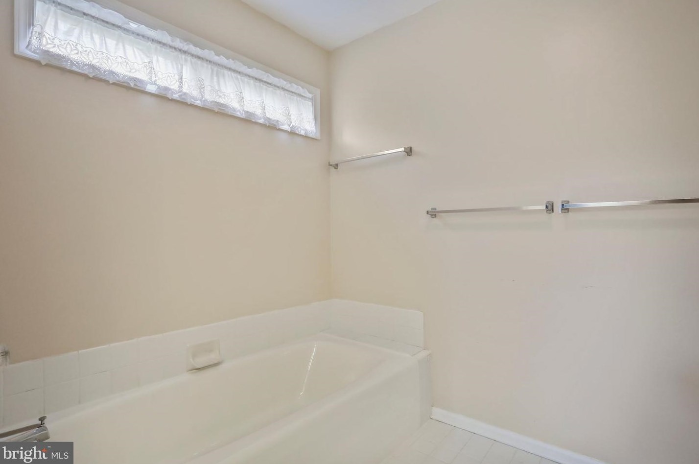 956 Caledonia Dr, Martinsburg WV 25405-5737 exterior