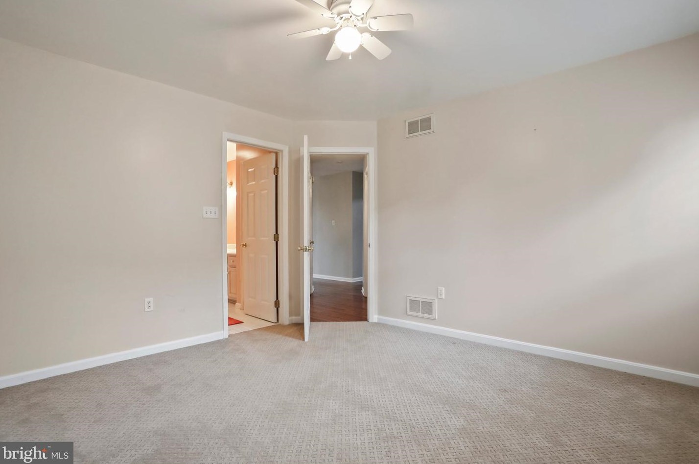 956 Caledonia Dr, Martinsburg WV 25405-5737 exterior