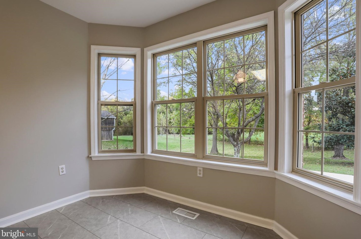 956 Caledonia Dr, Martinsburg WV 25405-5737 exterior