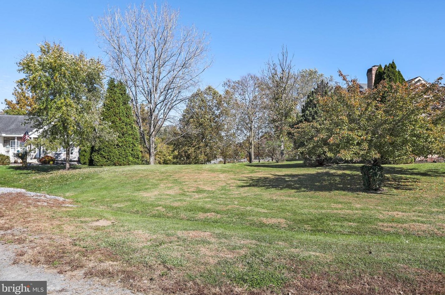 956 Caledonia Dr, Martinsburg WV 25405-5737 exterior