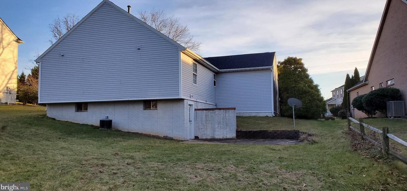 938 Caledonia Dr, Martinsburg WV 25405-5737 exterior