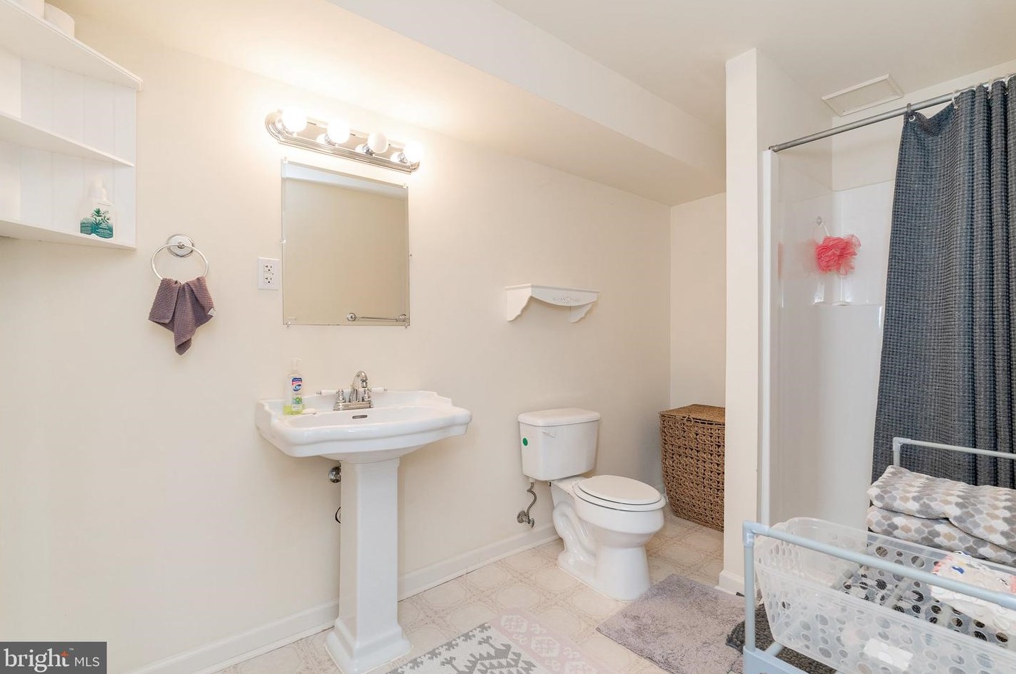 207 Caledonia Dr, Martinsburg WV  25405-5743 exterior