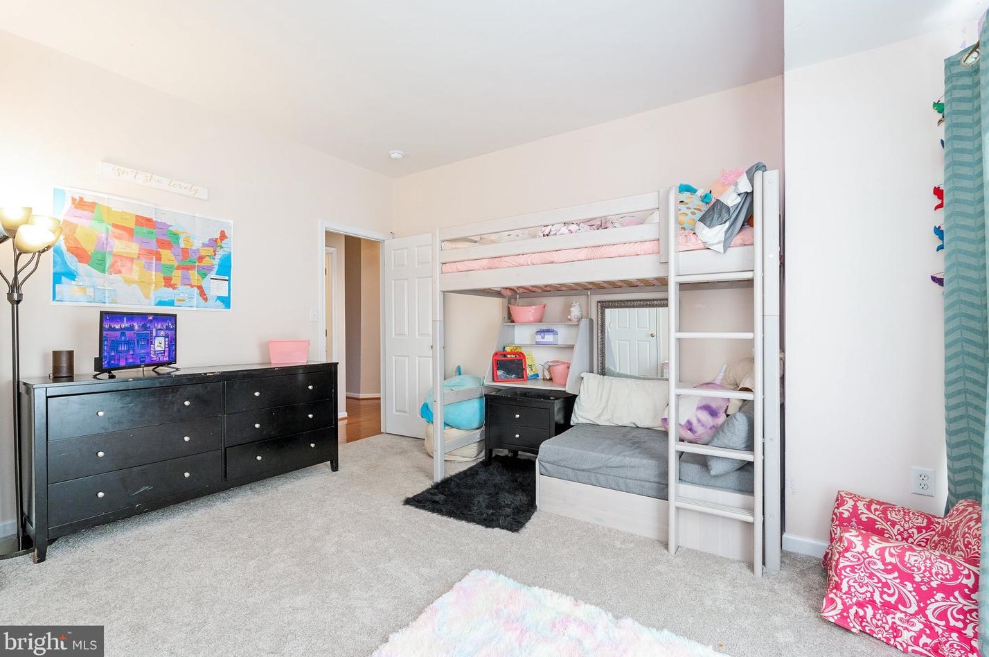 207 Caledonia Dr, Martinsburg WV  25405-5743 exterior