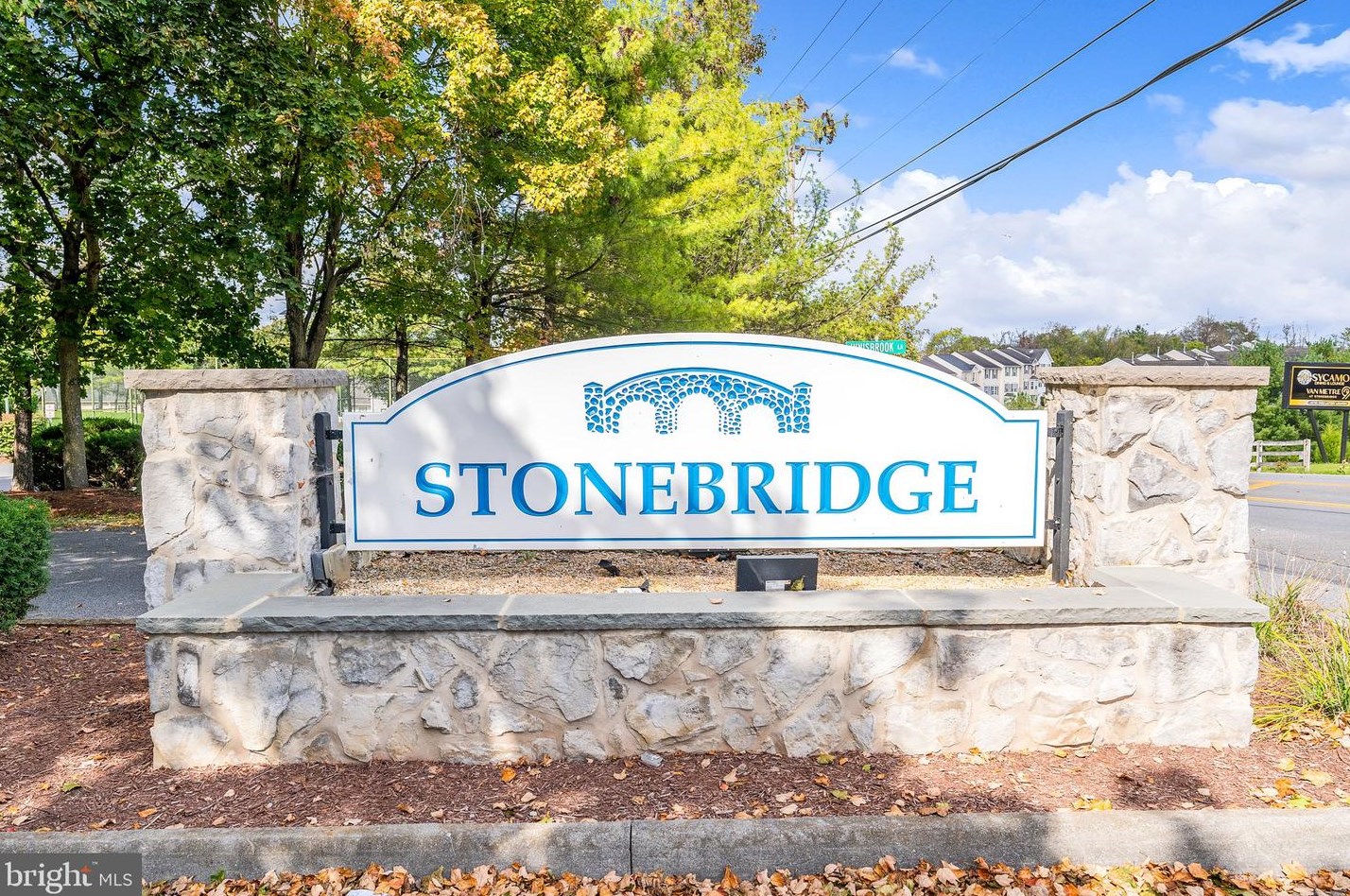 207 Caledonia Dr, Martinsburg WV  25405-5743 exterior